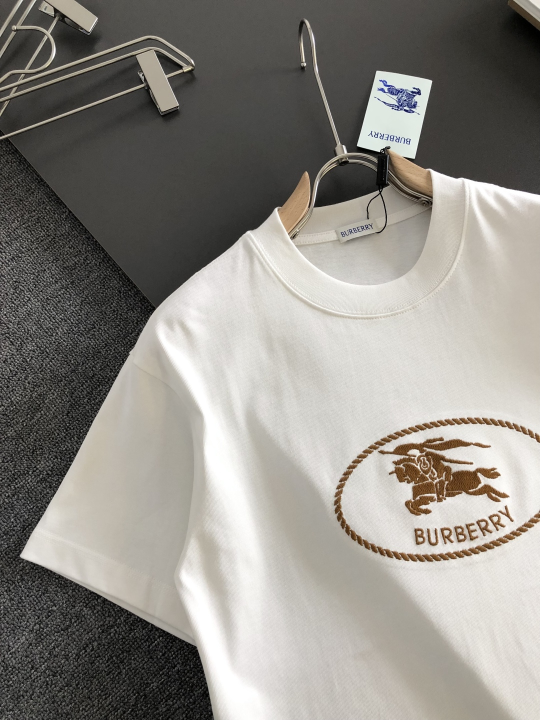 BBR 2026SS早春新款刺绣圆领T恤，定织定染纯棉300克重洗水面料，做工精细。男女同款宽松落肩版型
