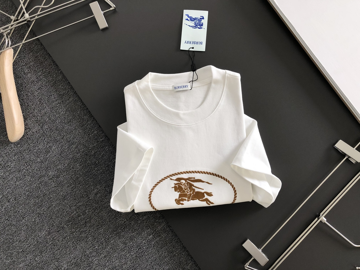 BBR 2026SS早春新款刺绣圆领T恤，定织定染纯棉300克重洗水面料，做工精细。男女同款宽松落肩版型