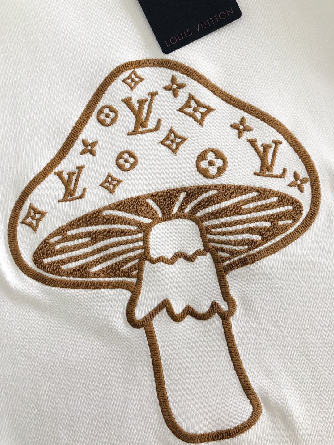 1V 2026SS早春新款刺绣圆领T恤，定织定染纯棉300克重洗水面料，做工精细。男女同款宽松落肩版型，