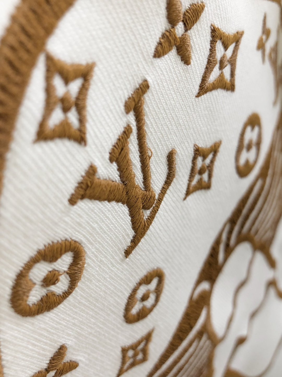 1V 2026SS早春新款刺绣圆领T恤，定织定染纯棉300克重洗水面料，做工精细。男女同款宽松落肩版型，
