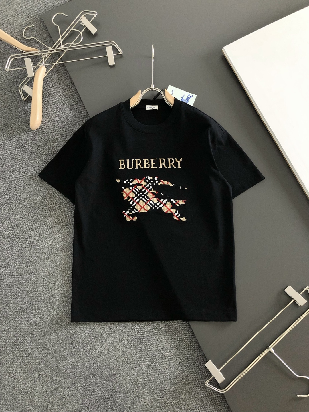 BBR 2026SS早春新款刺绣圆领T恤，定织定染纯棉300克重洗水面料，做工精细。男女同款宽松落肩版型