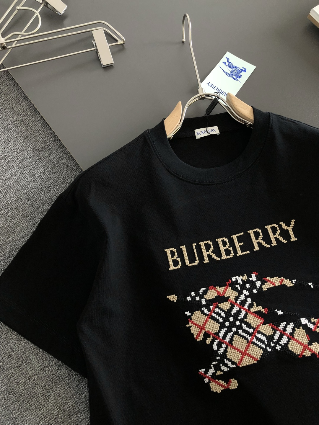 BBR 2026SS早春新款刺绣圆领T恤，定织定染纯棉300克重洗水面料，做工精细。男女同款宽松落肩版型