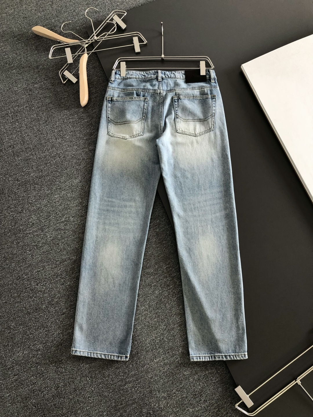 Brioni 春夏薄款四面弹直筒牛仔裤｜奢感夏日甄选高支棉混纺弹力丹宁，经多道酵素水洗工艺，薄而不透、软