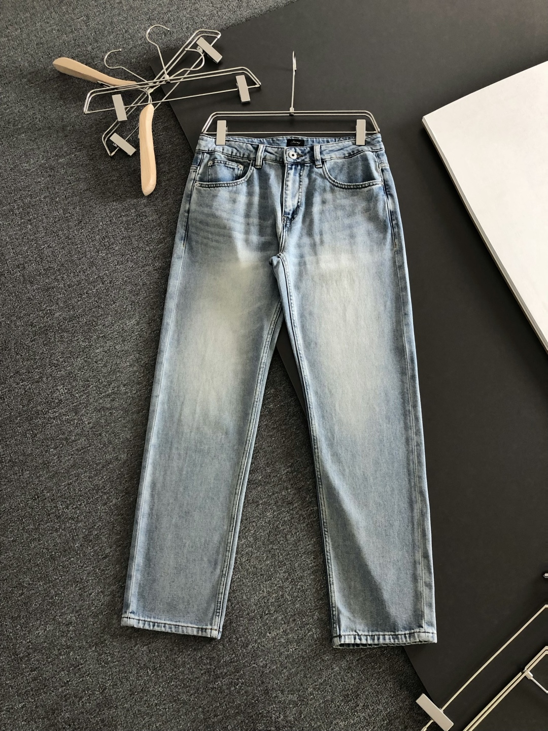 Brioni 春夏薄款四面弹直筒牛仔裤｜奢感夏日甄选高支棉混纺弹力丹宁，经多道酵素水洗工艺，薄而不透、软