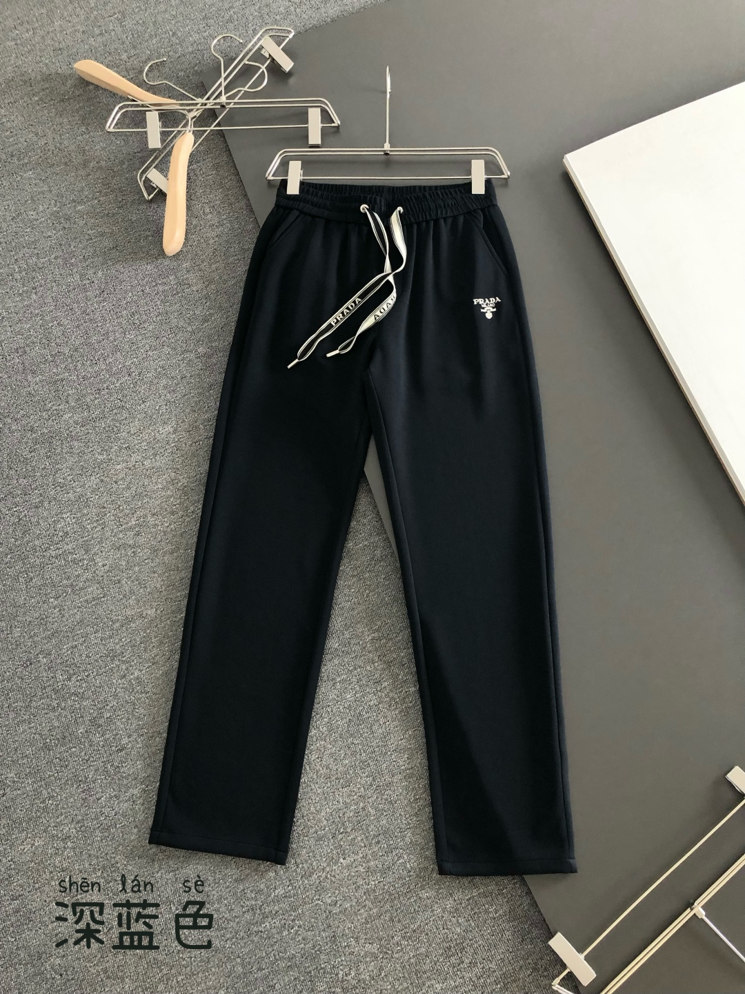 PRAD 2026春季新品休闲裤，经典款百看不厌，裤身工艺设计，进口客供辅料、定制铜氨丝面料，每个细节做