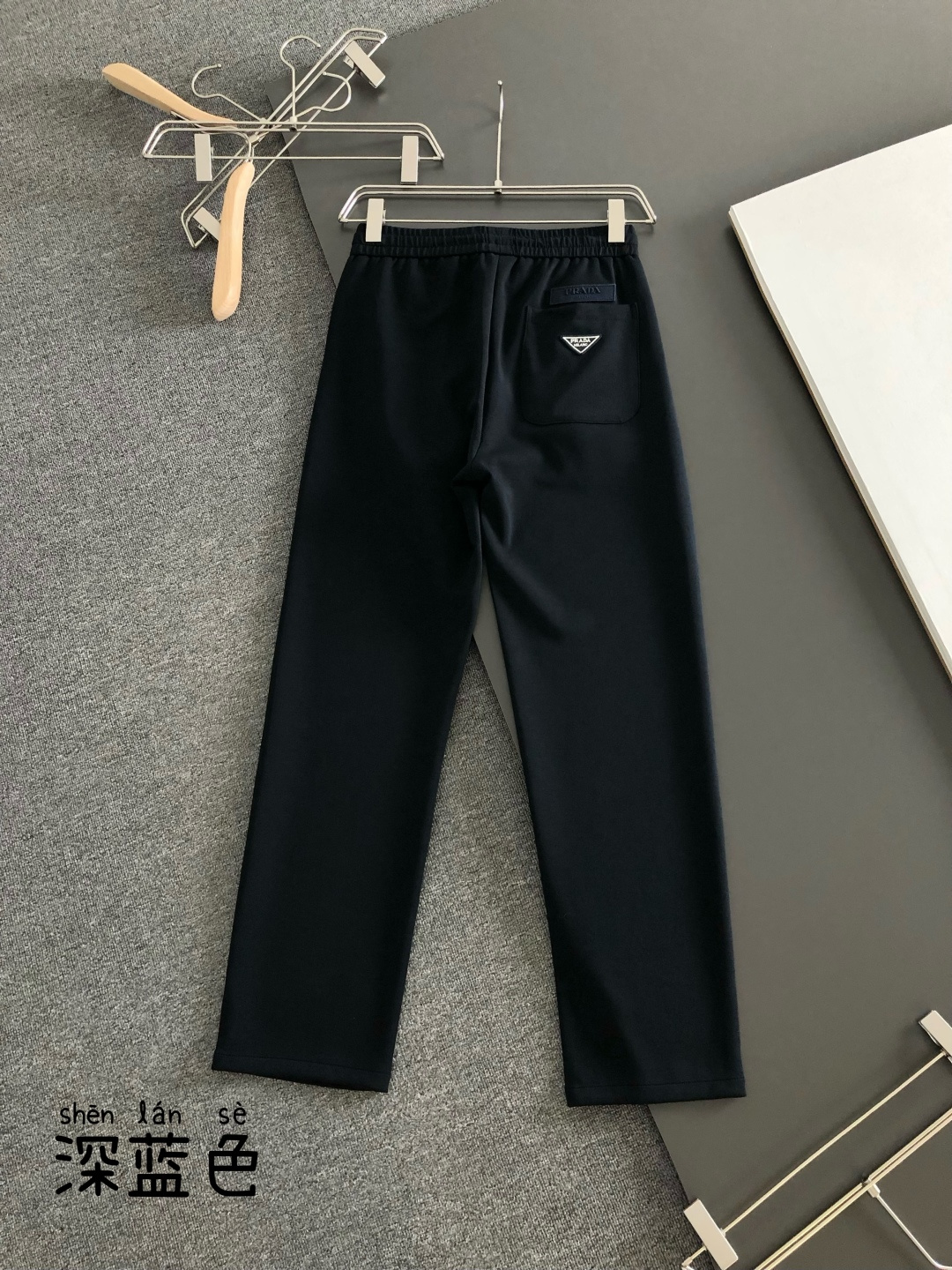 PRAD 2026春季新品休闲裤，经典款百看不厌，裤身工艺设计，进口客供辅料、定制铜氨丝面料，每个细节做