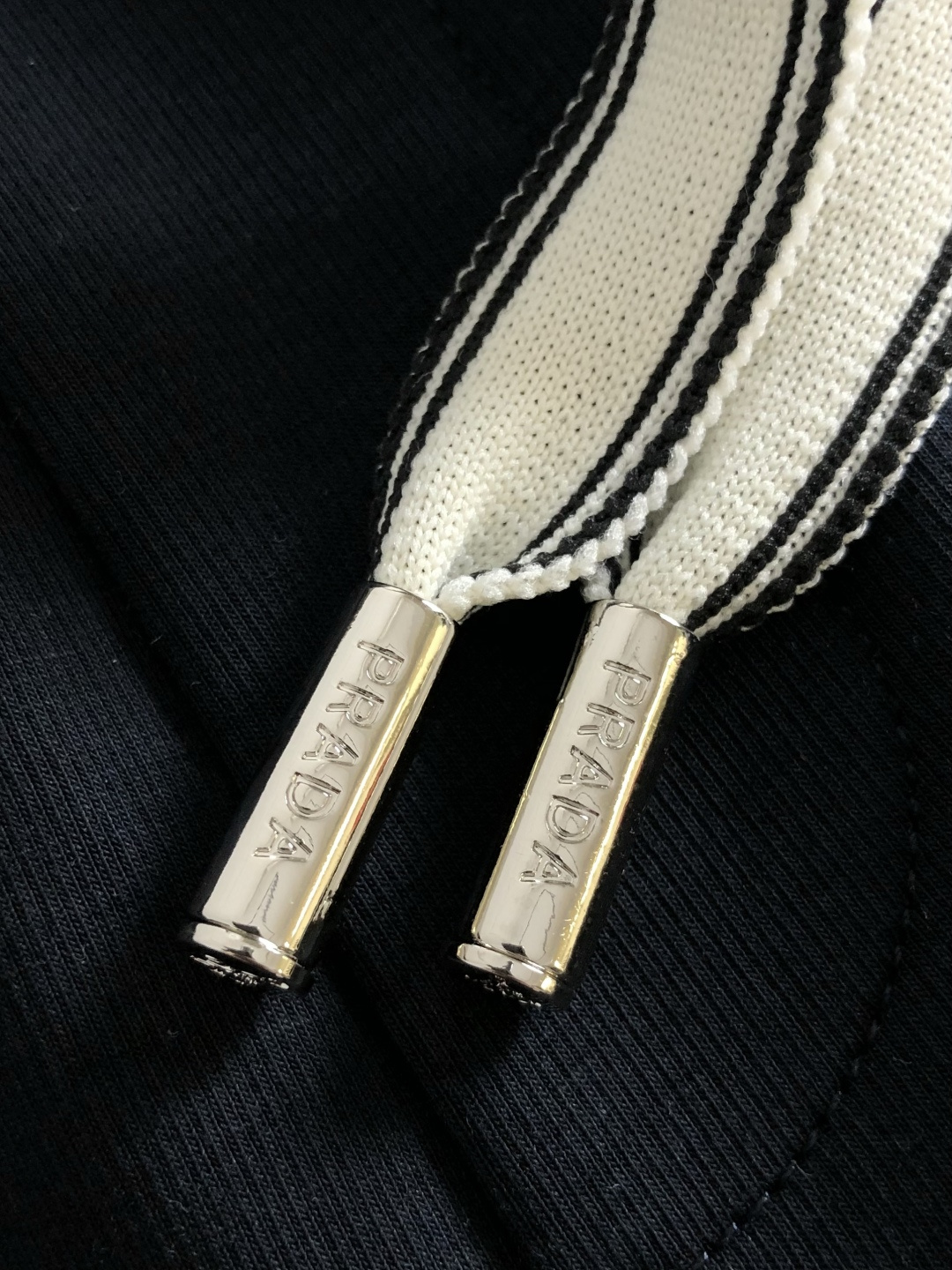 PRAD 2026春季新品休闲裤，经典款百看不厌，裤身工艺设计，进口客供辅料、定制铜氨丝面料，每个细节做