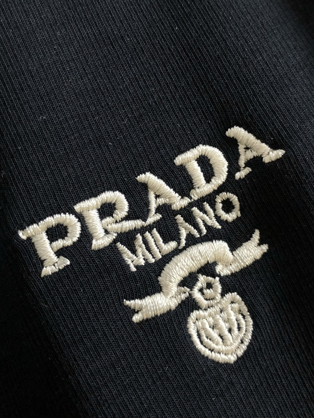 PRAD 2026春季新品休闲裤，经典款百看不厌，裤身工艺设计，进口客供辅料、定制铜氨丝面料，每个细节做