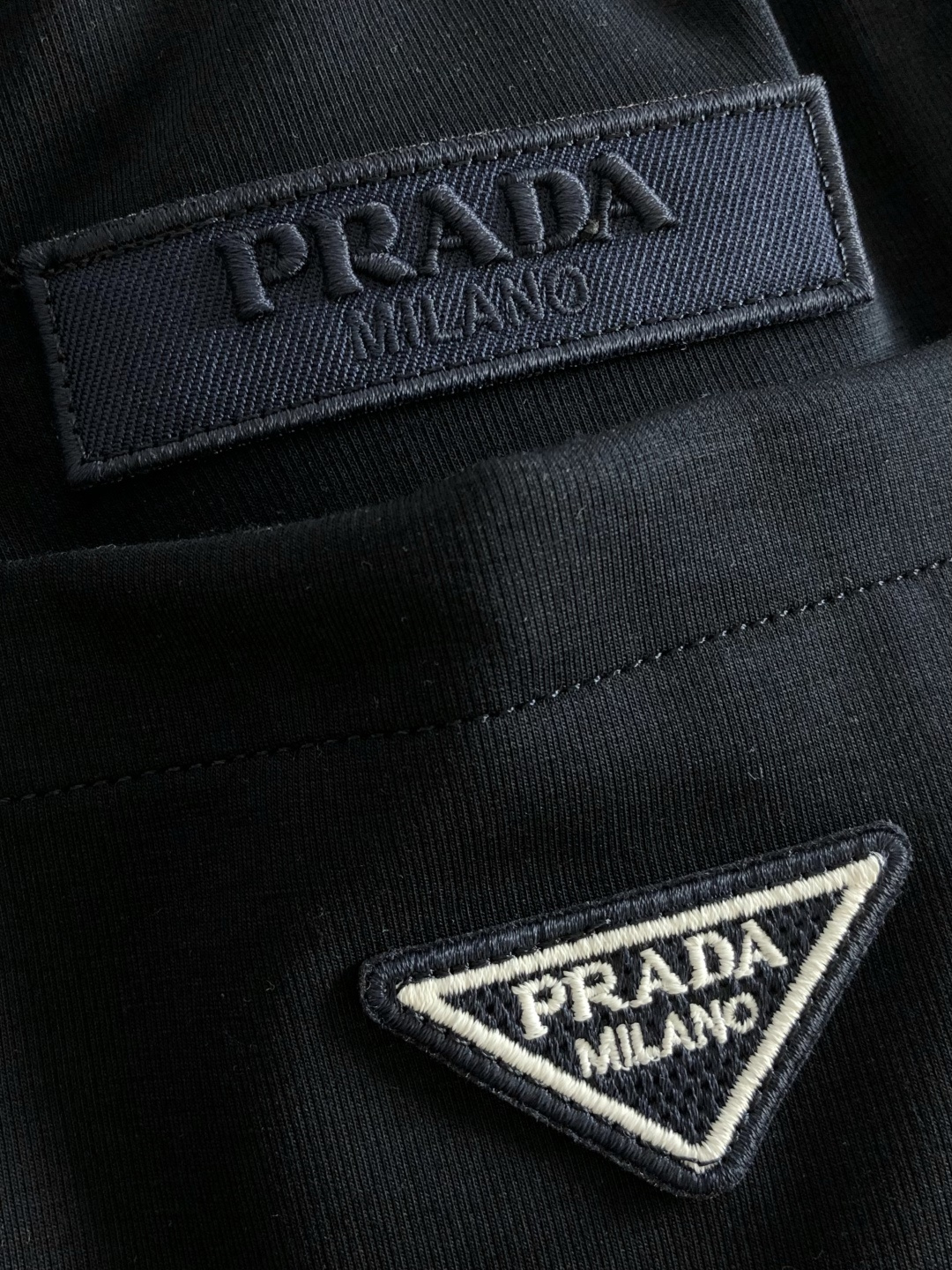 PRAD 2026春季新品休闲裤，经典款百看不厌，裤身工艺设计，进口客供辅料、定制铜氨丝面料，每个细节做
