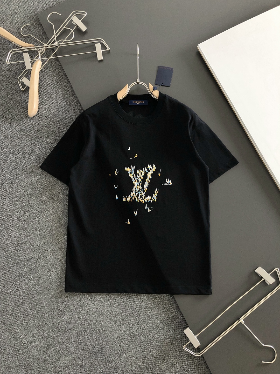 1V 2026SS早春新款印花圆领T恤，定织定染纯棉300克重洗水面料，做工精细。男女同款宽松落肩版型，