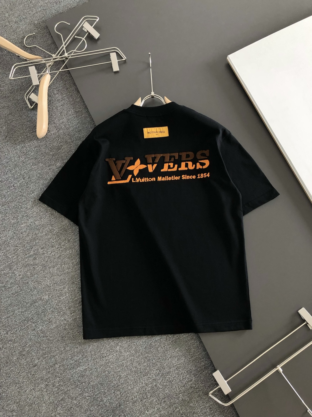 1V 2026SS早春新款印花圆领T恤，定织定染纯棉300克重洗水面料，做工精细。男女同款宽松落肩版型，
