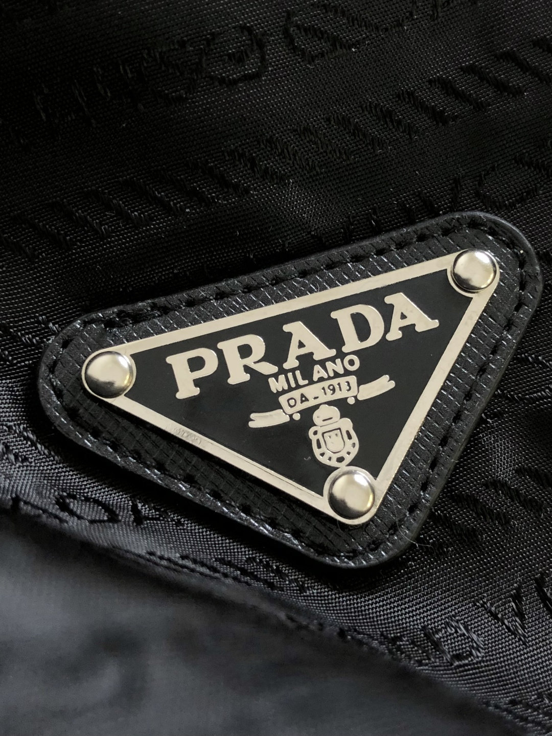 PRAD 2026SS春夏纯色松紧腰直筒休闲短裤，采用优质面料，手感柔软舒适，透气性良好，设计简约，简洁