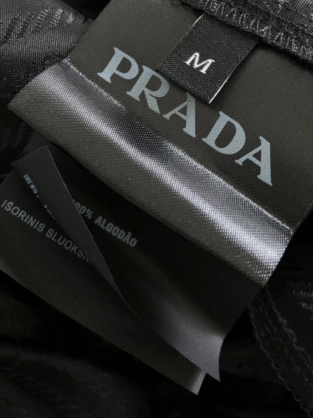 PRAD 2026SS春夏纯色松紧腰直筒休闲短裤，采用优质面料，手感柔软舒适，透气性良好，设计简约，简洁