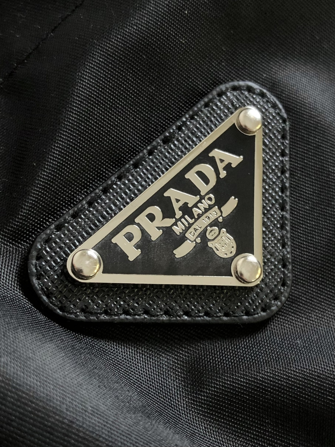 PRAD 2026SS春夏新款休闲短裤，腰间罗纹点缀，搭配个性梭织口袋。简约又不失时尚感，轻松拿捏潮流范