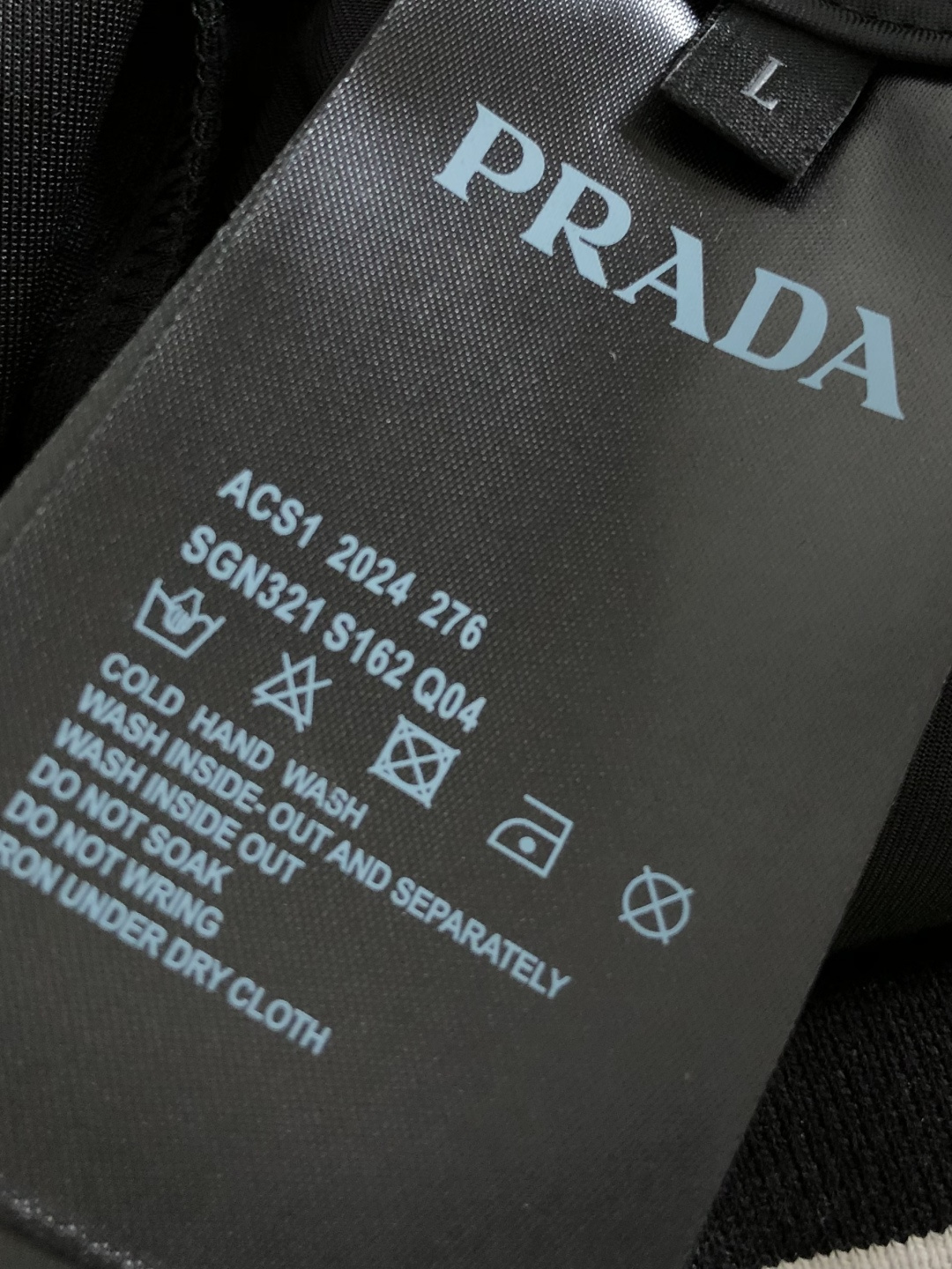 PRAD 2026SS春夏新款休闲短裤，腰间罗纹点缀，搭配个性梭织口袋。简约又不失时尚感，轻松拿捏潮流范