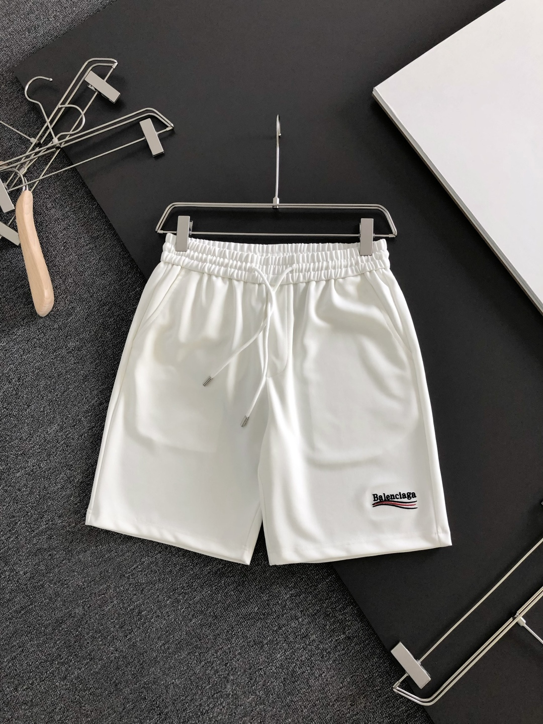 NO:935913,BAL 26SS new summer shorts, made of high-elastic pure cotton fabric, super skin-friendly and comfortable, embellished with classic logos, and hardware details are in place!  The upper body effect is super handsome and versatile!  Code number M-XXXL,,shorts,19860909BAL 26SS夏季新款短裤,采用高弹纯棉面料,超级亲肤舒适,经典logo标识点缀,五金细节到位！上身效果超级帅气百搭！码数M-XXXL,,shorts,,Men's clothing