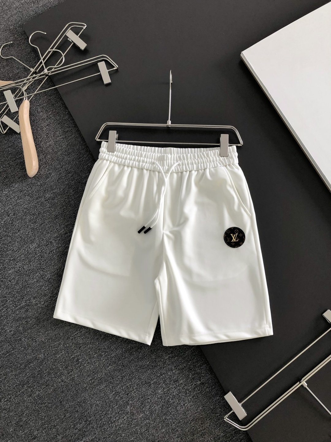 NO:935919,1V 26SS new summer shorts, made of high-elastic cotton fabric, super skin-friendly and comfortable, embellished with classic logos, and hardware details are in place!  The upper body effect is super handsome and versatile!  Code number M-XXXL,,shorts,198609091V 26SS夏季新款短裤,采用高弹纯棉面料,超级亲肤舒适,经典logo标识点缀,五金细节到位！上身效果超级帅气百搭！码数M-XXXL,,shorts,,Men's clothing