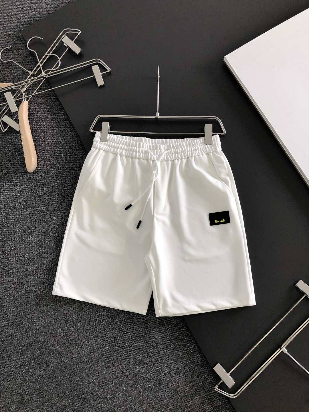 NO:935916,FD 26SS new summer shorts, made of high-elastic pure cotton fabric, super skin-friendly and comfortable, embellished with classic logos, and hardware details are in place!  The upper body effect is super handsome and versatile!  Code number M-XXXL,,shorts,19860909FD 26SS夏季新款短裤,采用高弹纯棉面料,超级亲肤舒适,经典logo标识点缀,五金细节到位！上身效果超级帅气百搭！码数M-XXXL,,shorts,,Men's clothing