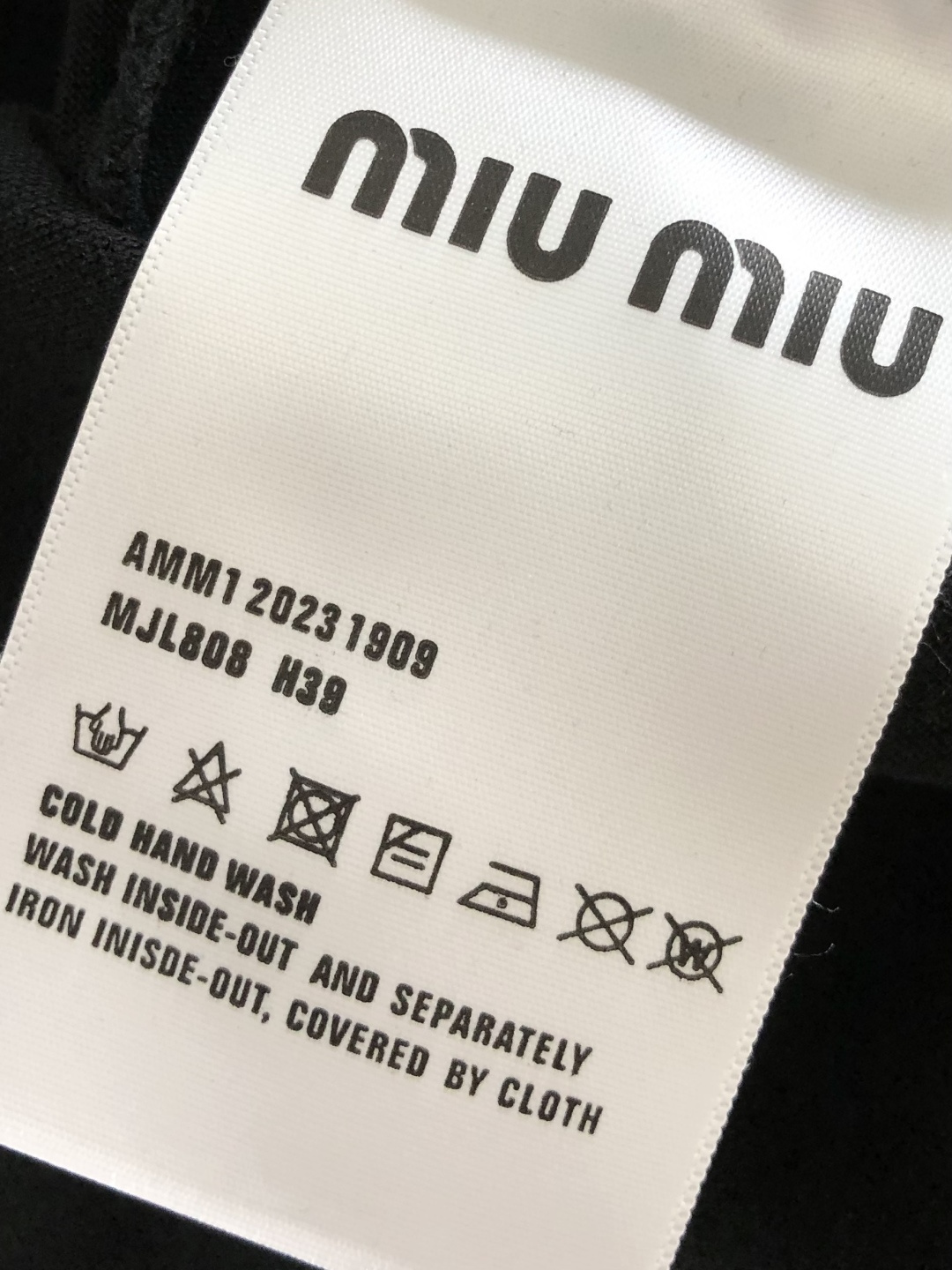 MIUMIU 2026SS早春新款印花圆领T恤，定织定染纯棉300克重洗水面料，做工精细。男女同款宽松落