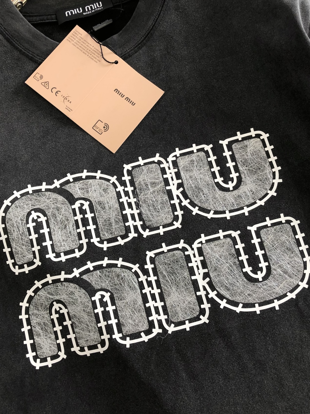 MIUMIU 2026SS早春新款印花圆领T恤，定织定染纯棉300克重洗水面料，做工精细。男女同款宽松落