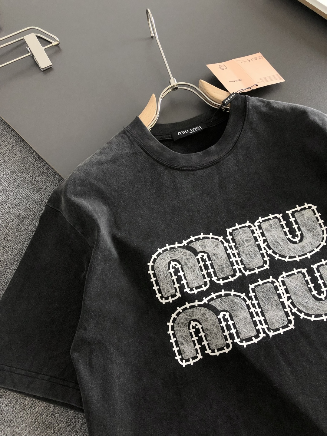 MIUMIU 2026SS早春新款印花圆领T恤，定织定染纯棉300克重洗水面料，做工精细。男女同款宽松落