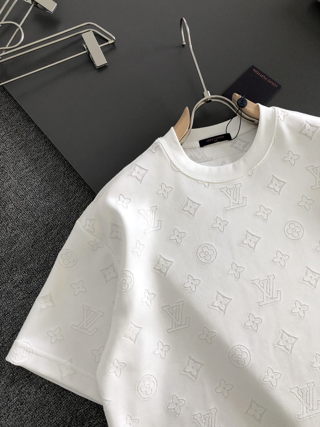 1V 2026SS早春新款提花圆领T恤，定织定染纯棉300克重洗水面料，做工精细。男女同款宽松落肩版型，