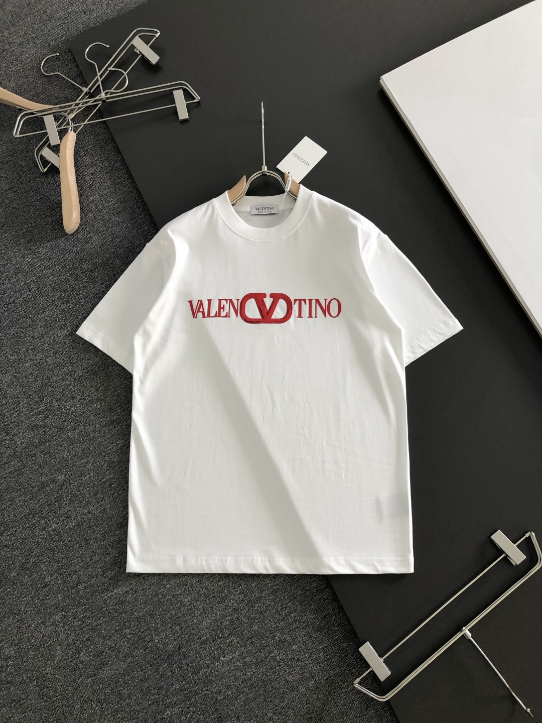 VITN 2026SS早春新款印花圆领T恤，定织定染纯棉280克重洗水面料，做工精细。男女同款宽松落肩版