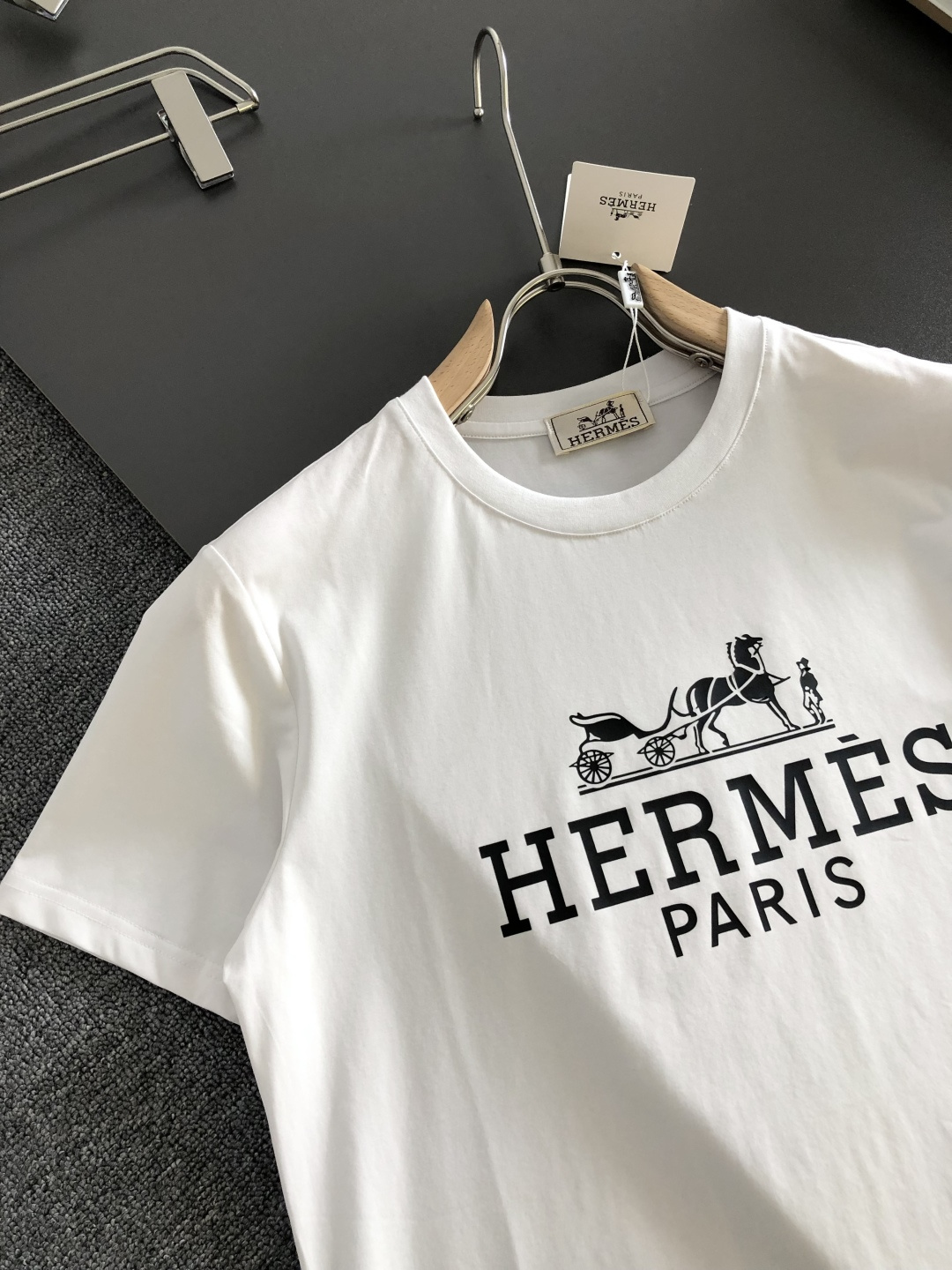 H 2026SS春夏最新款圆领时尚短袖T恤，官网同步，进口定制丝光棉面料！贴肤舒适，耐看又好穿，经典简约
