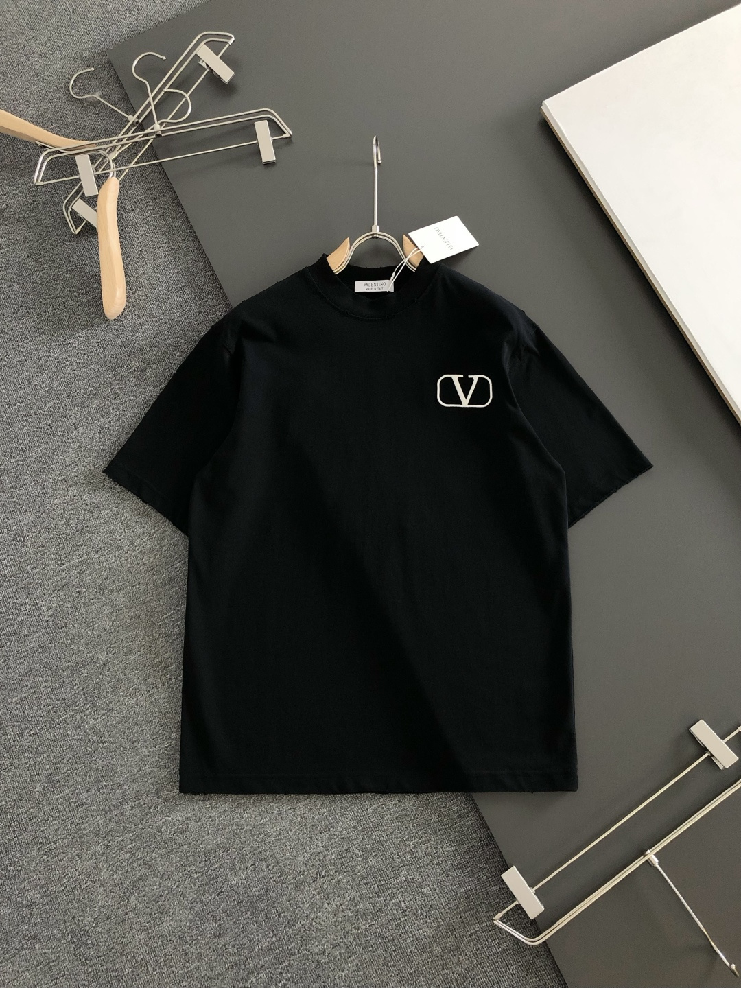 VLTN 2026SS早春新款印花圆领T恤，定织定染纯棉300克重洗水面料，做工精细。男女同款宽松落肩版