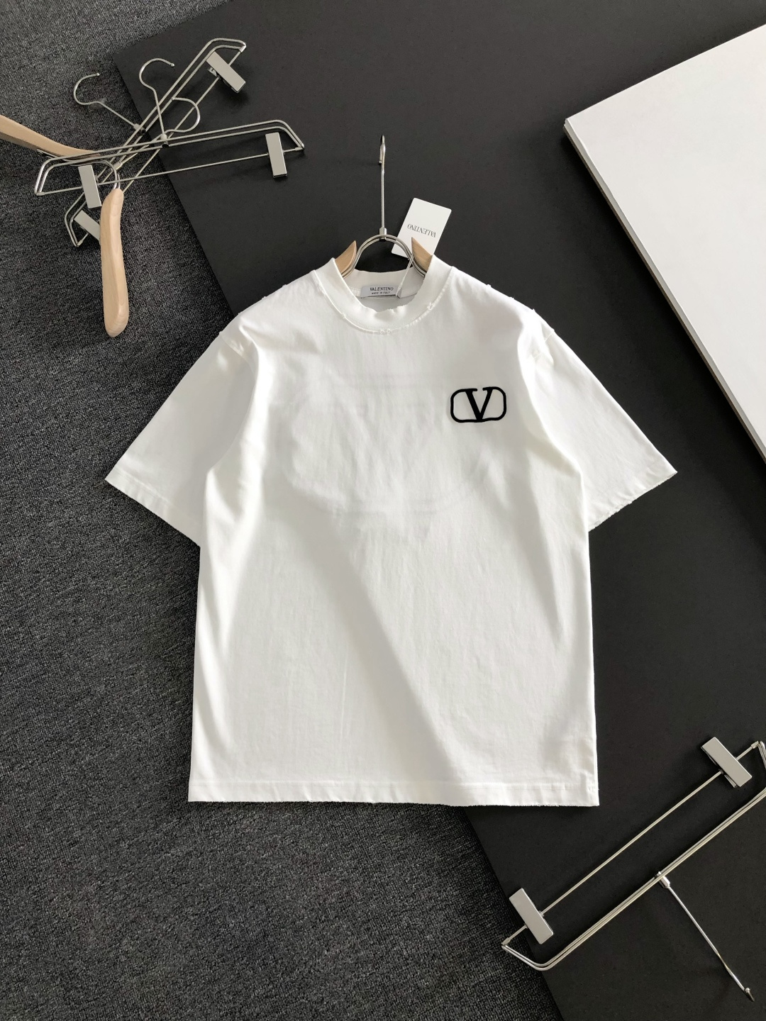 VLTN 2026SS早春新款印花圆领T恤，定织定染纯棉300克重洗水面料，做工精细。男女同款宽松落肩版