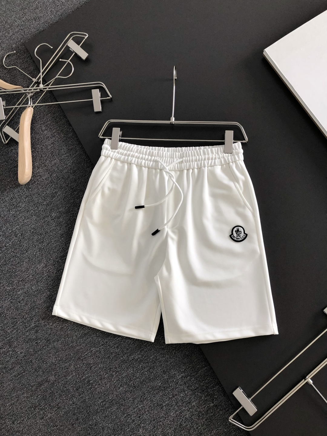 NO:935928,MON 26SS new summer shorts are made of high-elastic pure cotton fabric, which is super skin-friendly and comfortable. It is embellished with classic logos and has perfect hardware details!  The upper body effect is super handsome and versatile!  Code number M-XXXL,,shorts,19860909MON 26SS夏季新款短裤,采用高弹纯棉面料,超级亲肤舒适,经典logo标识点缀,五金细节到位！上身效果超级帅气百搭！码数M-XXXL,,shorts,,Men's clothing