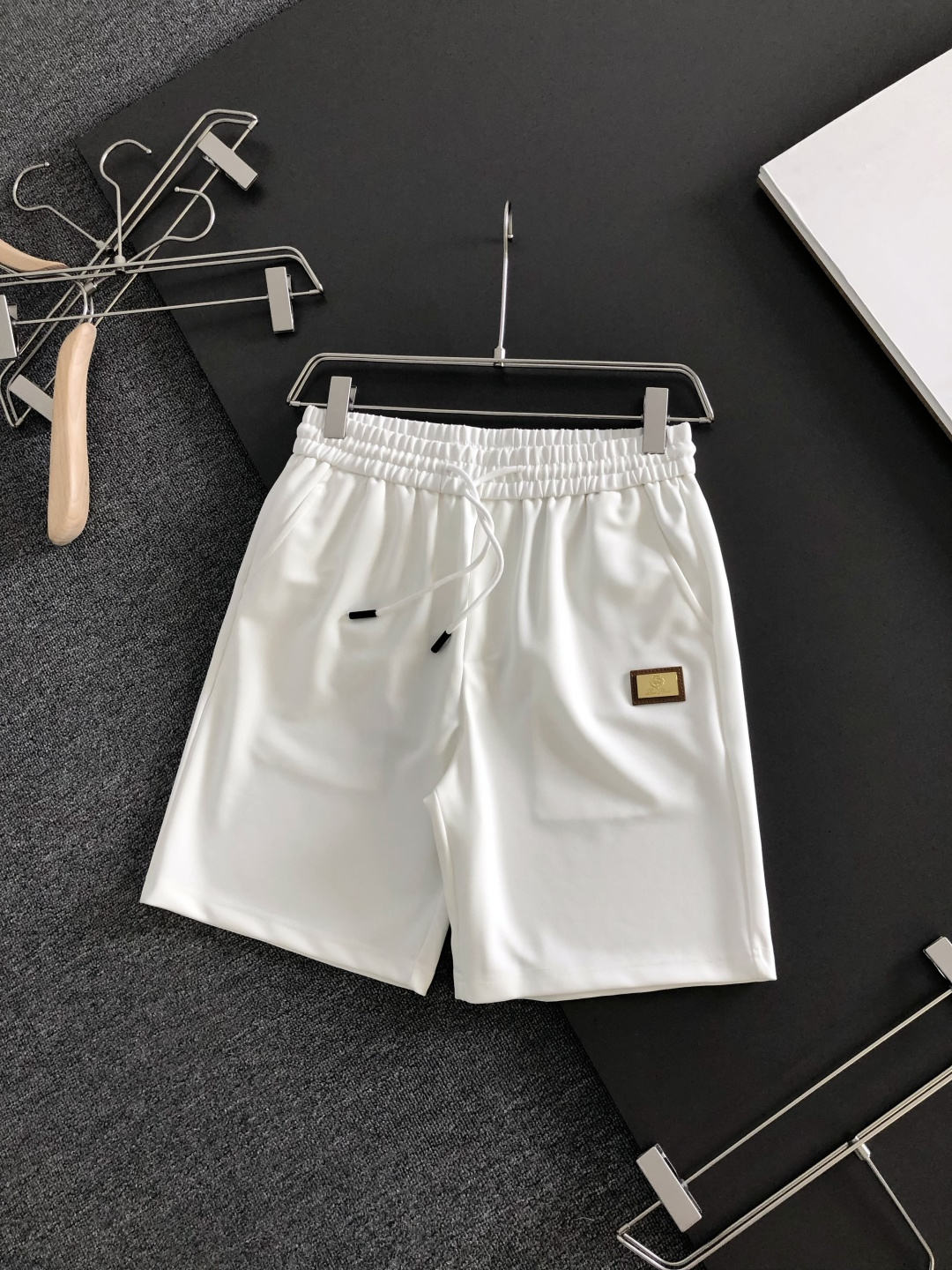 NO:935931,LSS's new summer shorts are made of high-elastic pure cotton fabric, which is super skin-friendly and comfortable. They are embellished with classic logos and have all the hardware details in place!  The upper body effect is super handsome and versatile!  Code number M-XXXL,,shorts,19860909LSS夏季新款短裤,采用高弹纯棉面料,超级亲肤舒适,经典logo标识点缀,五金细节到位！上身效果超级帅气百搭！码数M-XXXL,,shorts,,Men's clothing
