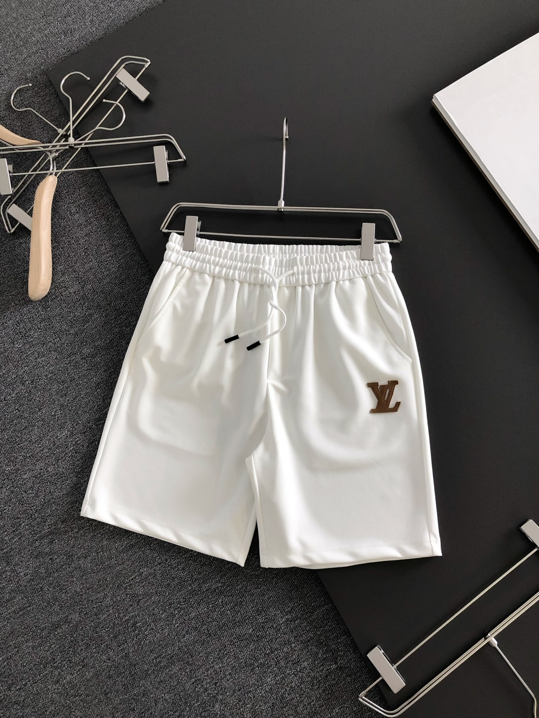 NO:935933,1V 26SS new summer shorts, made of high-elastic cotton fabric, super skin-friendly and comfortable, embellished with classic logos, and hardware details are in place!  The upper body effect is super handsome and versatile!  Code number M-XXXL,,shorts,198609091V 26SS夏季新款短裤,采用高弹纯棉面料,超级亲肤舒适,经典logo标识点缀,五金细节到位！上身效果超级帅气百搭！码数M-XXXL,,shorts,,Men's clothing