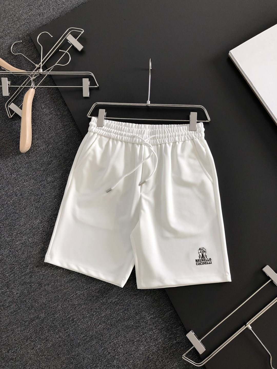 NO:935922,BC 26SS new summer shorts are made of high-elastic cotton fabric, which is super skin-friendly and comfortable. It is embellished with classic logos and has perfect hardware details!  The upper body effect is super handsome and versatile!  Code number M-XXXL,,shorts,19860909BC 26SS夏季新款短裤,采用高弹纯棉面料,超级亲肤舒适,经典logo标识点缀,五金细节到位！上身效果超级帅气百搭！码数M-XXXL,,shorts,,Men's clothing