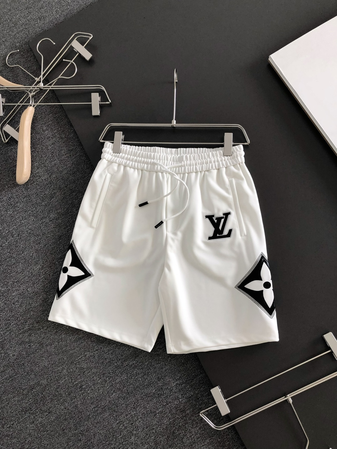 NO:935925,1V 26SS new summer shorts, made of high-elastic cotton fabric, super skin-friendly and comfortable, embellished with classic logos, and hardware details are in place!  The upper body effect is super handsome and versatile!  Code number M-XXXL,,shorts,198609091V 26SS夏季新款短裤,采用高弹纯棉面料,超级亲肤舒适,经典logo标识点缀,五金细节到位！上身效果超级帅气百搭！码数M-XXXL,,shorts,,Men's clothing