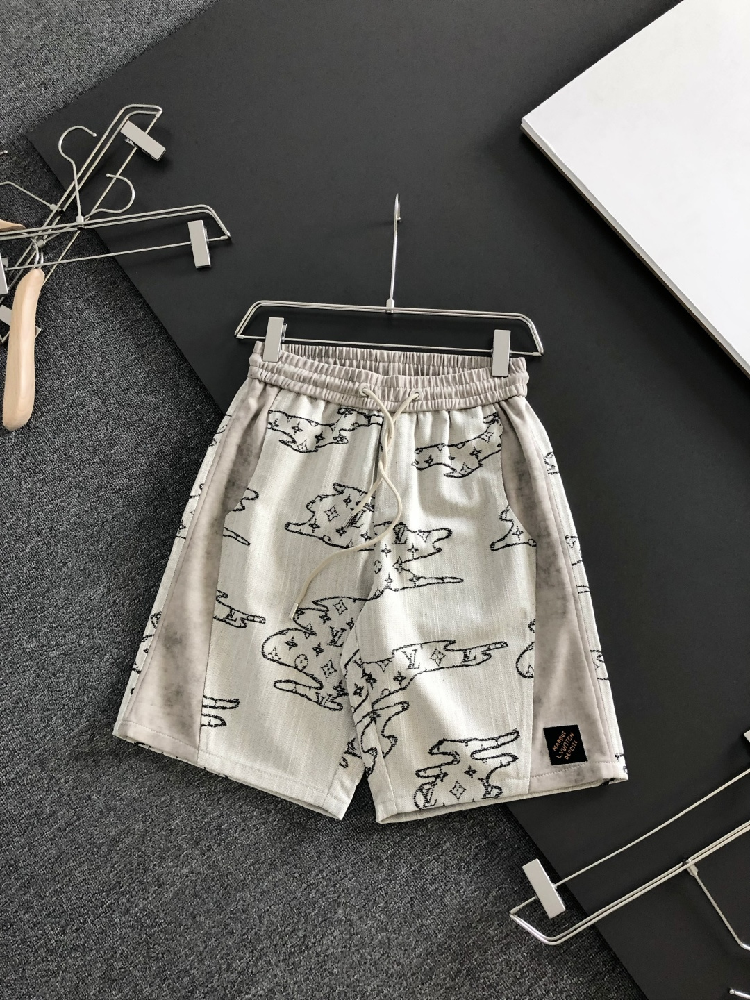 NO:830997,1V 26SS new summer shorts, made of high-elastic cotton fabric, super skin-friendly and comfortable, relaxed and effortless style, denim spliced ​​presbyopic shorts, unlocking the code for lazy and fashionable summer wear. Code number M-3XL,,shorts,198609091V 26SS夏季新款短裤,采用高弹纯棉面料,超级亲肤舒适,款式松弛不费力的潮搭,牛仔拼接老花短裤,解锁夏日慵懒又时髦的穿搭密码 码数M-3XL,,shorts,,Men's clothing