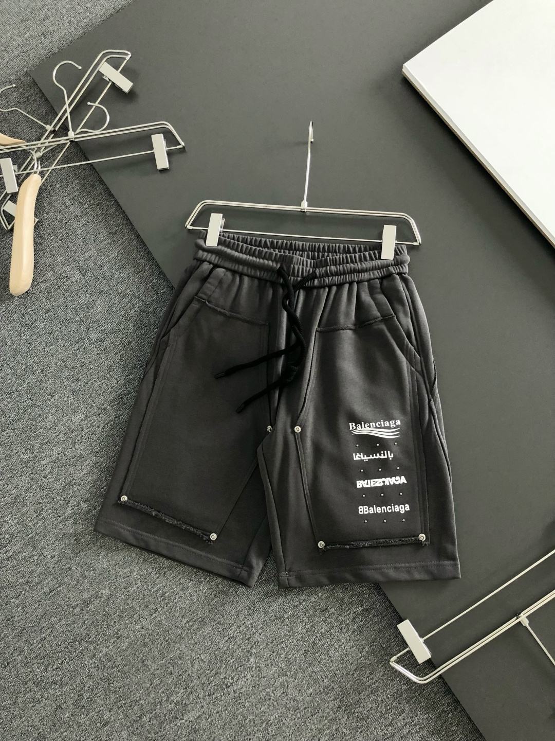NO:831003,BAL 26SS new summer shorts, made of high-elastic cotton fabric, super skin-friendly and comfortable, with B family element printing + rivet pocket design, with a high-end street feel. Wear them when going out in the summer. They are handsome and casual, and can easily be relaxed and trendy. Size M-3XL,,shorts,19860909BAL 26SS夏季新款短裤,采用高弹纯棉面料,超级亲肤舒适,B家元素印花+铆钉口袋设计,自带街头高级感,夏天出街穿它,又帅又随性,轻松拿捏松弛潮流范.码数M-3XL,,shorts,,Men's clothing