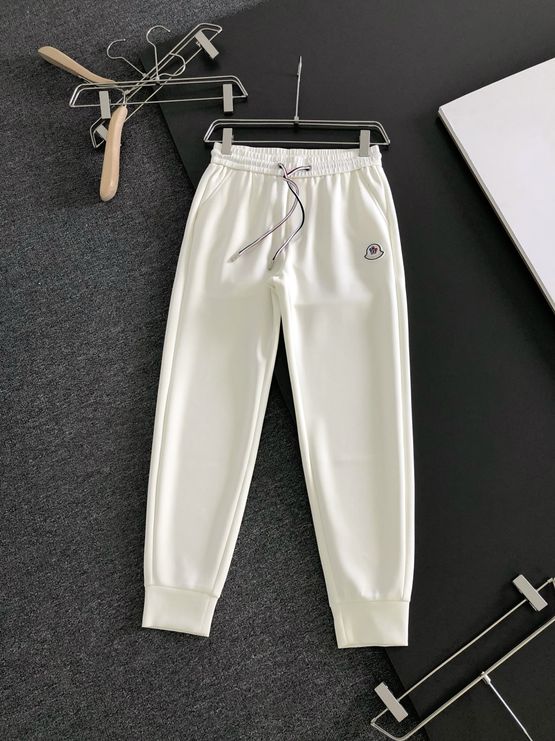 NO:830984,MON 2026 spring new casual pants, classic style that you will never tire of, trousers body craftsmanship design, imported customer-supplied accessories, customized cupro silk fabric, every detail is exquisite, original hardware accessories, full of fashion, stylish and handsome upper body, a must-have item for fashionistas!  Code number 30-36,,19860909MON 2026春季新品休闲裤,经典款百看不厌,裤身工艺设计,进口客供辅料、定制铜氨丝面料,每个细节做到极致,原版五金配件,潮范十足、上身有型帅气,潮人必备单品！码数30-36,,,Men's clothing
