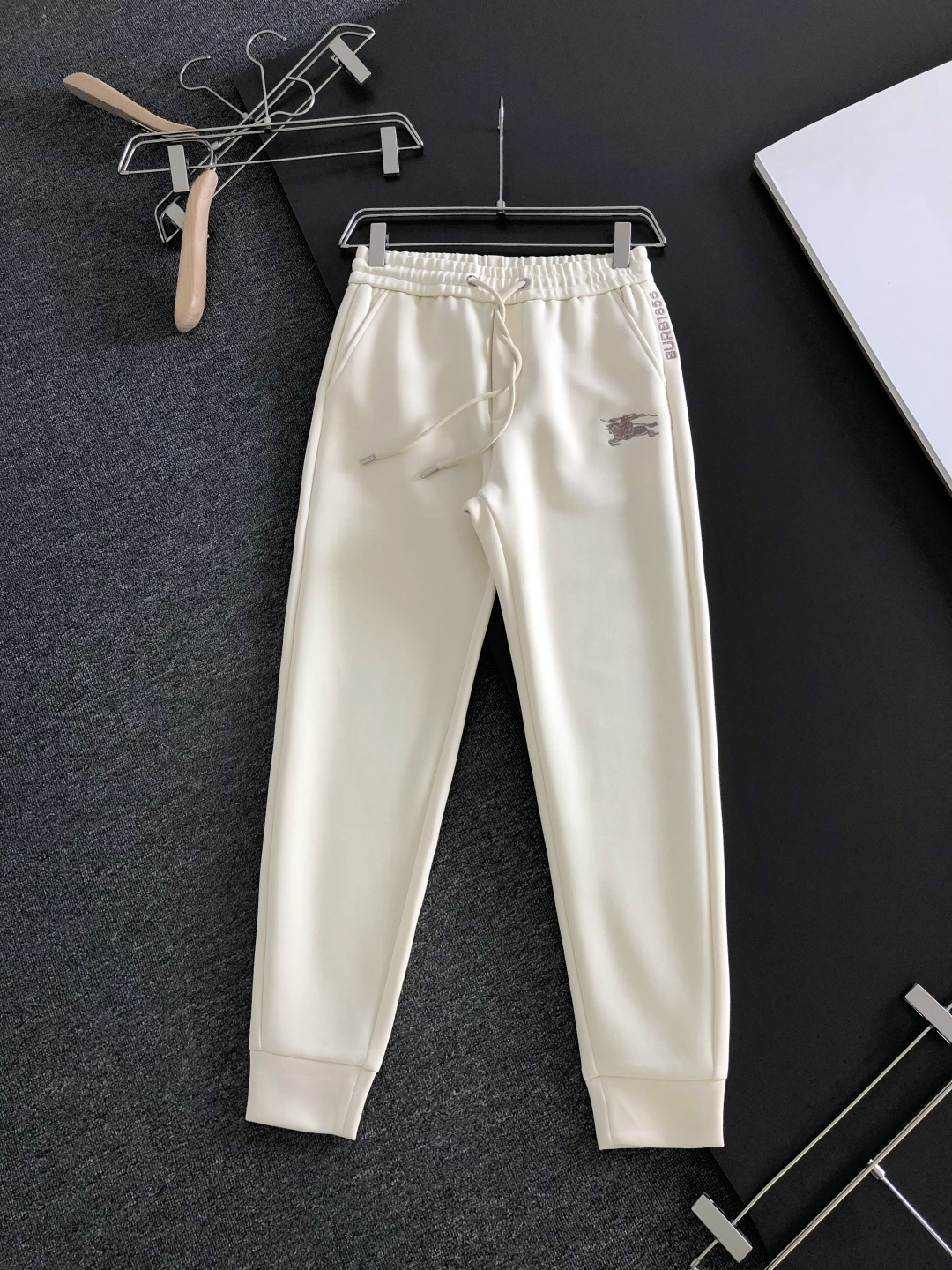 NO:830990,BBR 2026 spring new casual pants, classic style that you will never tire of, trousers body craftsmanship design, imported customer-supplied accessories, customized cupro silk fabric, every detail is exquisite, original hardware accessories, full of fashion, stylish and handsome upper body, a must-have item for fashionistas!  Code number 30-36,,19860909BBR 2026春季新品休闲裤,经典款百看不厌,裤身工艺设计,进口客供辅料、定制铜氨丝面料,每个细节做到极致,原版五金配件,潮范十足、上身有型帅气,潮人必备单品！码数30-36,,,Men's clothing