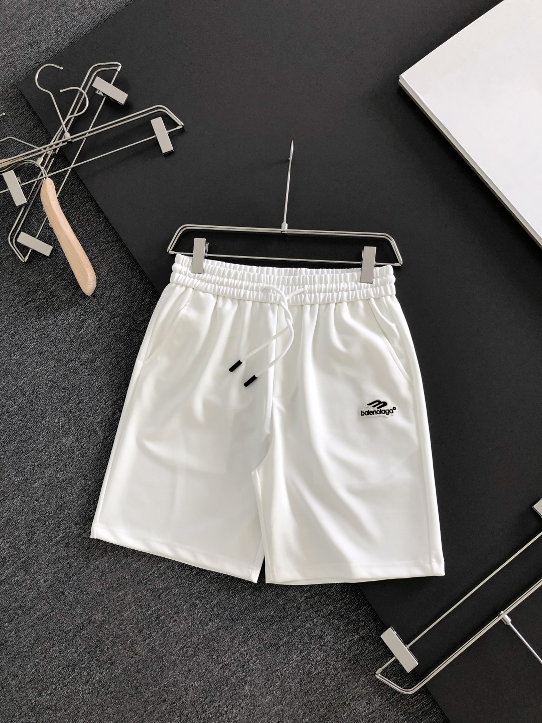 NO:935935,BAL 26SS new summer shorts, made of high-elastic pure cotton fabric, super skin-friendly and comfortable, embellished with classic logos, and hardware details are in place!  The upper body effect is super handsome and versatile!  Code number M-XXXL,,shorts,19860909BAL 26SS夏季新款短裤,采用高弹纯棉面料,超级亲肤舒适,经典logo标识点缀,五金细节到位！上身效果超级帅气百搭！码数M-XXXL,,shorts,,Men's clothing