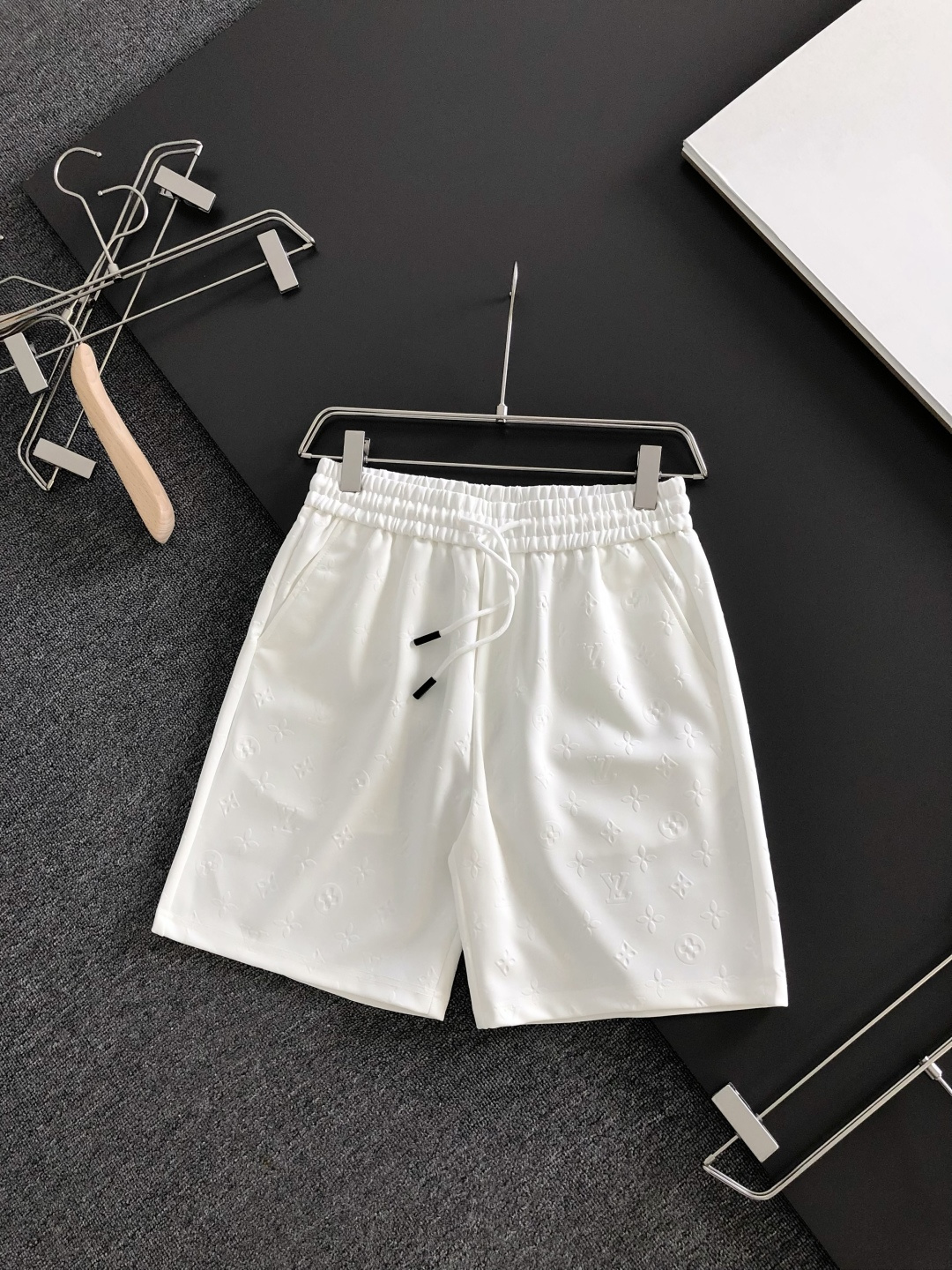 NO:935937,1V 26SS new summer shorts, made of high-elastic cotton fabric, super skin-friendly and comfortable, embellished with classic logos, and hardware details are in place!  The upper body effect is super handsome and versatile!  Code number M-XXXL,,shorts,198609091V 26SS夏季新款短裤,采用高弹纯棉面料,超级亲肤舒适,经典logo标识点缀,五金细节到位！上身效果超级帅气百搭！码数M-XXXL,,shorts,,Men's clothing