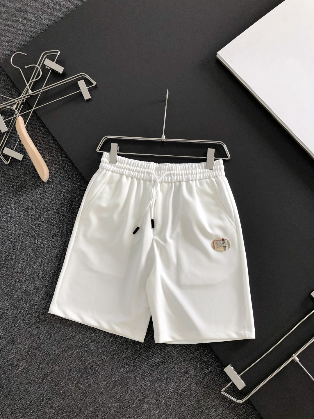 NO:935939,BBR 26SS new summer shorts, made of high-elastic pure cotton fabric, super skin-friendly and comfortable, embellished with classic logos, and hardware details are in place!  The upper body effect is super handsome and versatile!  Code number M-XXXL,,shorts,19860909BBR 26SS夏季新款短裤,采用高弹纯棉面料,超级亲肤舒适,经典logo标识点缀,五金细节到位！上身效果超级帅气百搭！码数M-XXXL,,shorts,,Men's clothing