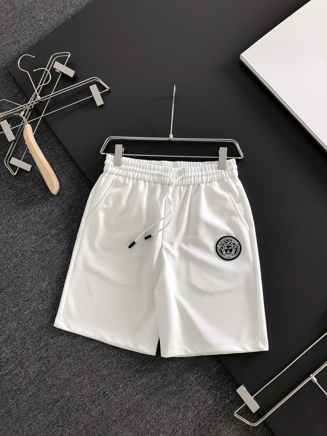 NO:935941,VER 26SS new summer shorts, made of high-elastic pure cotton fabric, super skin-friendly and comfortable, embellished with classic logos, and hardware details are in place!  The upper body effect is super handsome and versatile!  Code number M-XXXL,,shorts,19860909VER 26SS夏季新款短裤,采用高弹纯棉面料,超级亲肤舒适,经典logo标识点缀,五金细节到位！上身效果超级帅气百搭！码数M-XXXL,,shorts,,Men's clothing