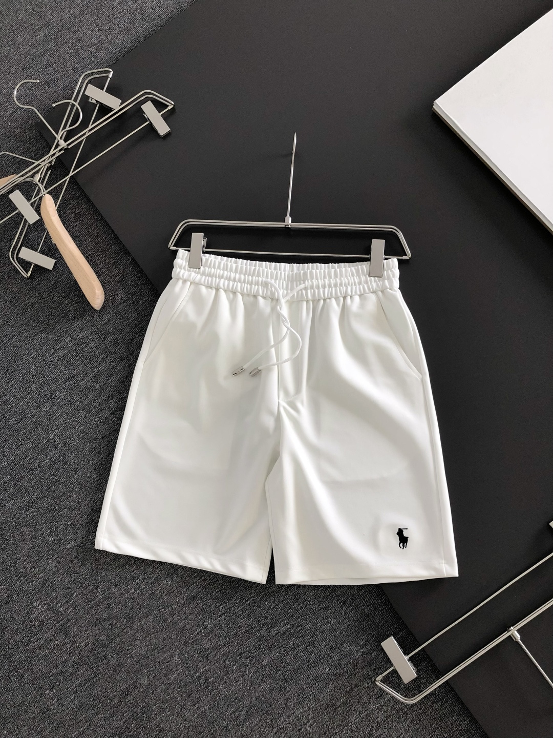 NO:935943,POLO 26SS new summer shorts are made of high-elastic pure cotton fabric, which is super skin-friendly and comfortable. It is embellished with classic logos and has perfect hardware details!  The upper body effect is super handsome and versatile!  Code number M-XXXL,,shorts,19860909POLO 26SS夏季新款短裤,采用高弹纯棉面料,超级亲肤舒适,经典logo标识点缀,五金细节到位！上身效果超级帅气百搭！码数M-XXXL,,shorts,,Men's clothing