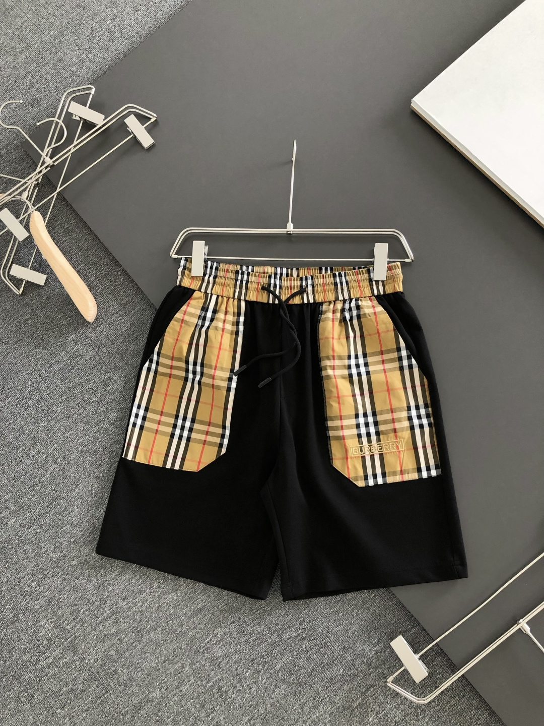NO:935945,BBR 26SS new summer shorts, made of high-elastic pure cotton fabric, super skin-friendly and comfortable, embellished with classic logos, and hardware details are in place!  The upper body effect is super handsome and versatile!  Code number M-XXXL,,shorts,19860909BBR 26SS夏季新款短裤,采用高弹纯棉面料,超级亲肤舒适,经典logo标识点缀,五金细节到位！上身效果超级帅气百搭！码数M-XXXL,,shorts,,Men's clothing