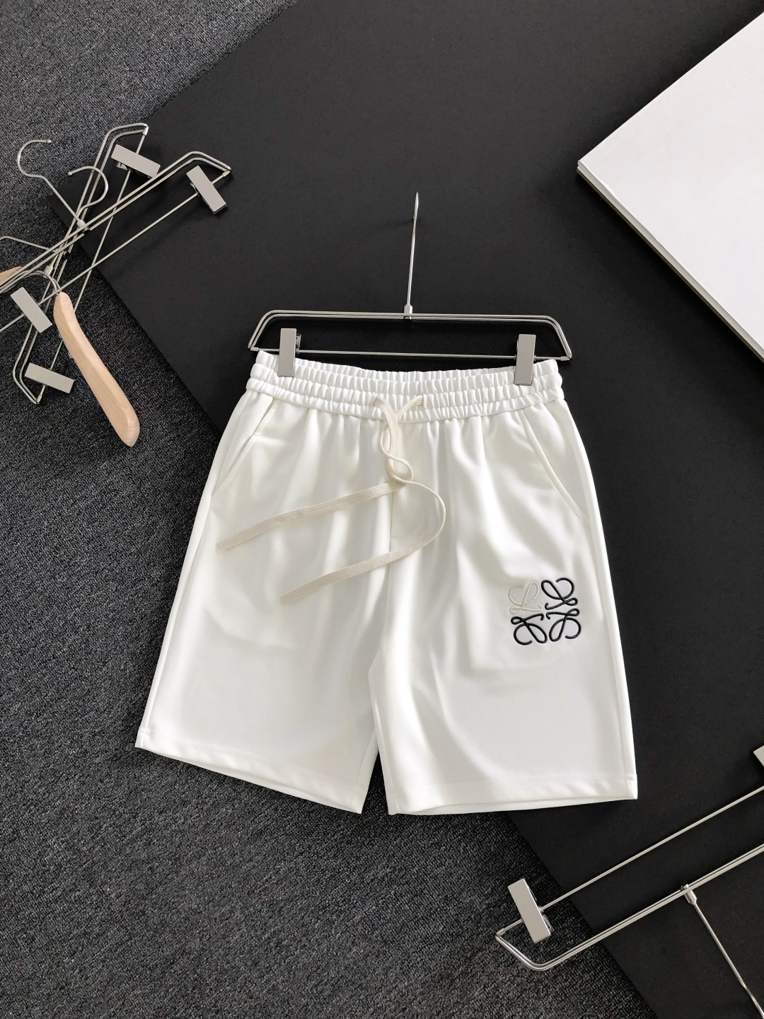 NO:935947,LOW 26SS new summer shorts, made of high-elastic pure cotton fabric, super skin-friendly and comfortable, embellished with classic logos, and hardware details are in place!  The upper body effect is super handsome and versatile!  Code number M-XXXL,,shorts,19860909LOW 26SS夏季新款短裤,采用高弹纯棉面料,超级亲肤舒适,经典logo标识点缀,五金细节到位！上身效果超级帅气百搭！码数M-XXXL,,shorts,,Men's clothing