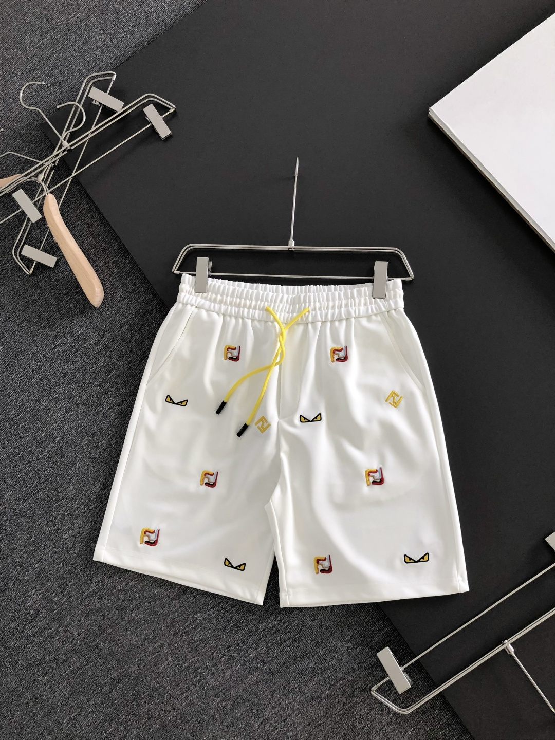 NO:935934,FD 26SS new summer shorts, made of high-elastic pure cotton fabric, super skin-friendly and comfortable, embellished with classic logos, and hardware details are in place!  The upper body effect is super handsome and versatile!  Code number M-XXXL,,shorts,19860909FD 26SS夏季新款短裤,采用高弹纯棉面料,超级亲肤舒适,经典logo标识点缀,五金细节到位！上身效果超级帅气百搭！码数M-XXXL,,shorts,,Men's clothing