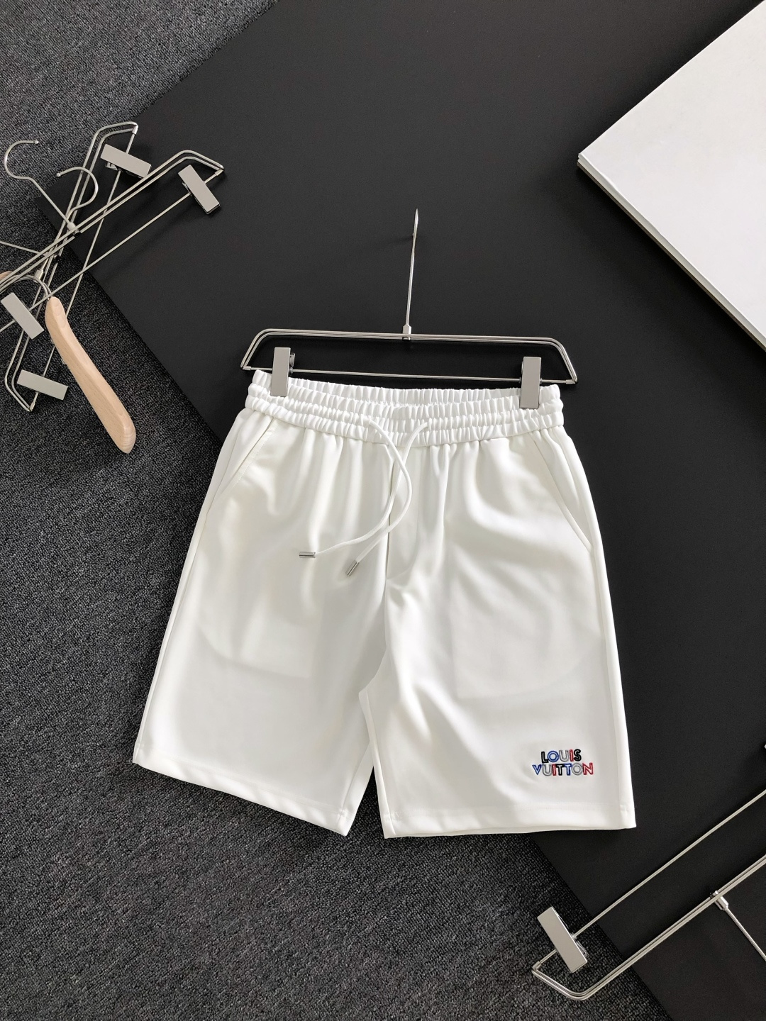 NO:935936,1V 26SS new summer shorts, made of high-elastic cotton fabric, super skin-friendly and comfortable, embellished with classic logos, and hardware details are in place!  The upper body effect is super handsome and versatile!  Code number M-XXXL,,shorts,198609091V 26SS夏季新款短裤,采用高弹纯棉面料,超级亲肤舒适,经典logo标识点缀,五金细节到位！上身效果超级帅气百搭！码数M-XXXL,,shorts,,Men's clothing
