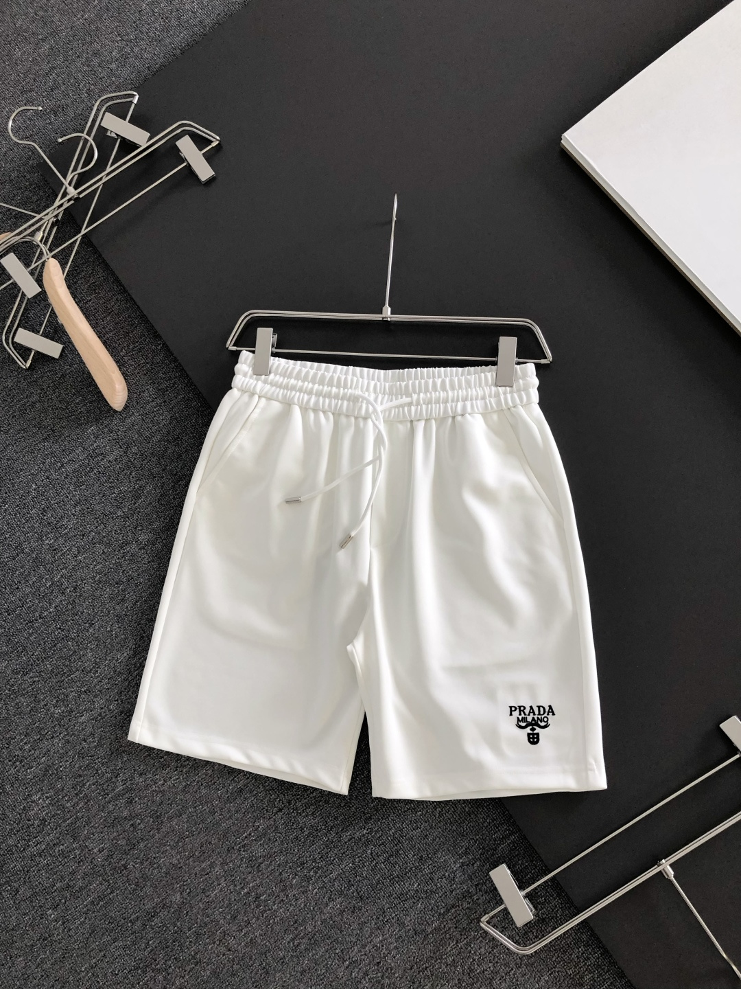 NO:935938,PRAD 26SS new summer shorts, made of high-elastic pure cotton fabric, super skin-friendly and comfortable, embellished with classic logos, and hardware details are in place!  The upper body effect is super handsome and versatile!  Size M-XXXL,,prada,shorts,19860909PRAD 26SS夏季新款短裤,采用高弹纯棉面料,超级亲肤舒适,经典logo标识点缀,五金细节到位！上身效果超级帅气百搭！码数M-XXXL,,prada,shorts,,Men's clothing
