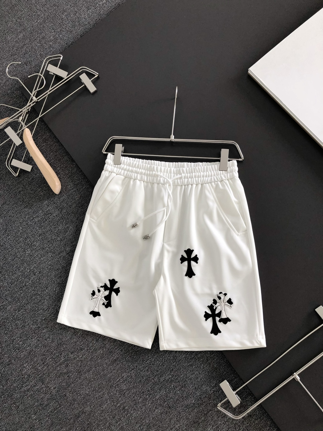 NO:935932,CH 26SS new summer shorts, made of high-elastic pure cotton fabric, super skin-friendly and comfortable, embellished with classic logos, and hardware details are in place!  The upper body effect is super handsome and versatile!  Code number M-XXXL,,shorts,19860909CH 26SS夏季新款短裤,采用高弹纯棉面料,超级亲肤舒适,经典logo标识点缀,五金细节到位！上身效果超级帅气百搭！码数M-XXXL,,shorts,,Men's clothing